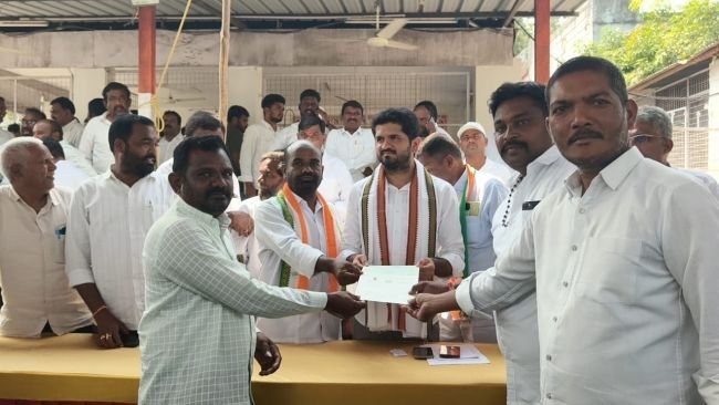 ముఖ్యమంత్రి సహాయనిధి చెక్కులను పంపిణీ 