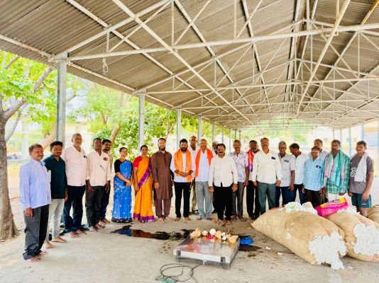 కరీంనగర్ ఏఎంసీ మార్కెట్‌లో పత్తి కొనుగోళ్లు ప్రారంభం