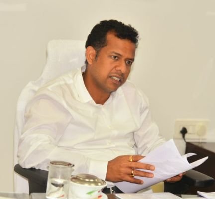 భారీ వర్షాలు, తుఫాను నేపథ్యంలో మత్స్యకారులు, ఆక్వా రైతులు అప్రమత్తంగా ఉండాలి జిల్లా కలెక్టర్ హిమాన్షు శుక్ల