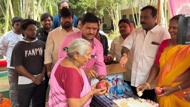 ఘనంగా ప్రభాస్ జన్మదిన వేడుకలు
