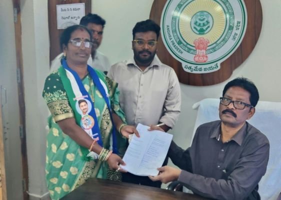 సీతానగరం మండలం జడ్పీటీసీ అభ్యర్థిగా వైసిపి తరుపున నామినేషన్ దాఖలు చేసిన అభ్యర్థి అల్లు విజయ