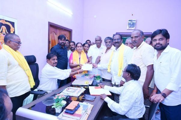 నగరం ఎంపీటీసీ అభ్యర్థిగా మోర్ల స్వరూపరాణి నామినేషన్ దాఖలు