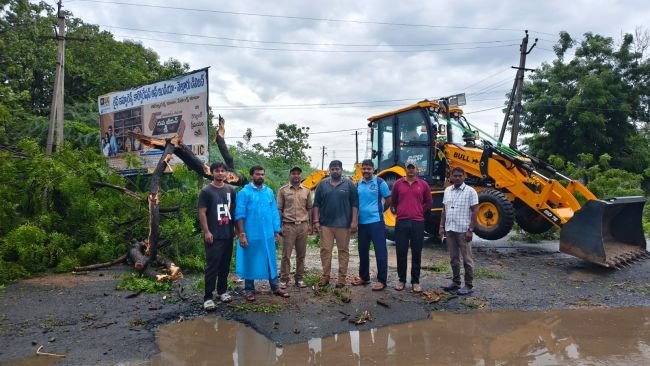 స్పందనకు వందనం.. సకాలంలో భారీ వృక్షం తొలగింపు!