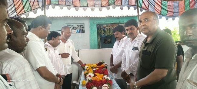మృతుడి కుటుంబాన్ని పరామర్శించిన నాయకులు.