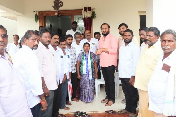 దండిగుంట పంచాయతీ వైసీపీ సర్పంచ్, ఎంపీటీసీ అభ్యర్థుల 