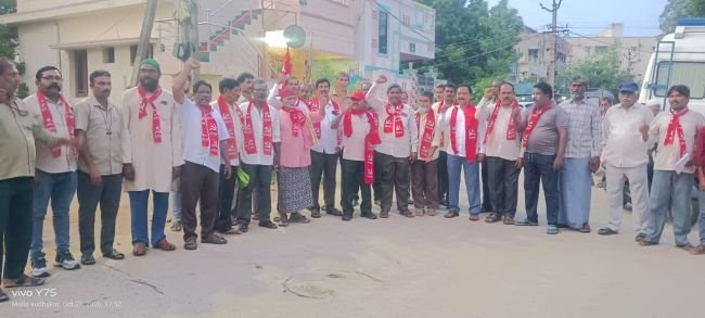 37వ డివిజన్‌లో సీపీఎం అభ్యర్థి షేక్ రఫీ ఇంటింటి ప్రచారం