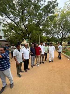 ఉదయం వాక్‌లో ప్రజలతో మాట్లాడిన రమేష్ గౌడ్  - నగరంలోని హౌసింగ్ బోర్డ్ చిల్డ్రన్స్ పార్క్ లో  వాకర్స్ తో మాటా మంతి  - వైసీపీ మేయర్ అభ్యర్థి రమేష్ గౌడ్ 