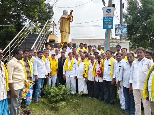 అట్టహాసంగా జడ్పిటిసి నామినేషన్ కు తరలిన నక్క శ్రీనివాస్ 
