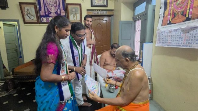32 వార్డులో ఇంటింటా ప్రచారంలో వైసిపి కౌన్సిలర్ అభ్యర్థి తేజశ్రీ శ్రీధర్