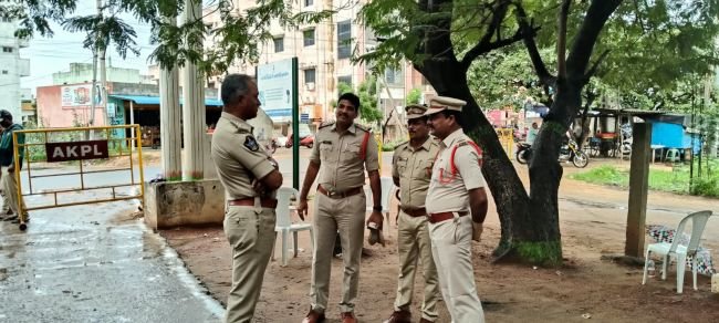 నామినేషన్ కేంద్ర వద్ద పోలీసు భద్రతపై పరిశీలన