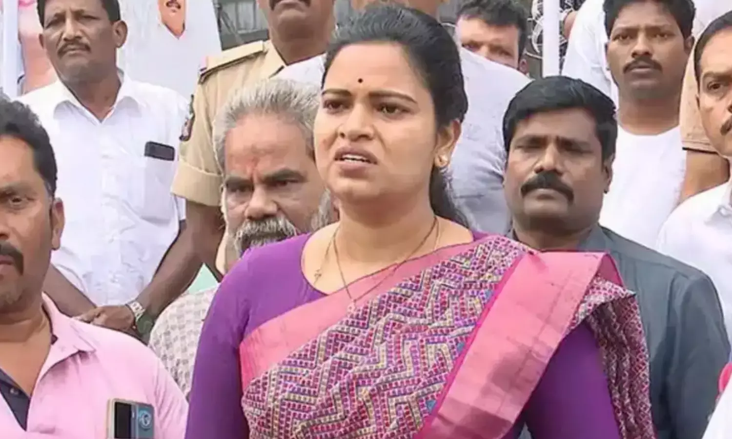 పల్నాడు జిల్లా చిలకలూరిపేటలో ఉద్రిక్తత.. మాజీ మంత్రి విడదల రజినిని అడ్డుకున్న పోలీసులు