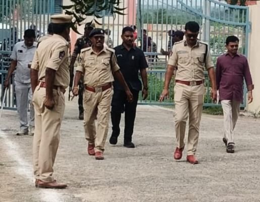 అవాంఛనీయ సంఘటనలు పాల్పడితే కఠిన చర్యలు.  నామినేషన్ కేంద్రాలను పరిశీలించిన ఎస్పీ హర్షవర్ధన్ రాజు.
