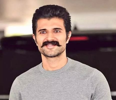 నెట్టికంటి ఆంజనేయస్వామిని దర్శించుకున్న సినీ హీరో విజయ్ దేవరకొండ