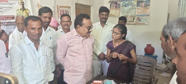 వృద్ధులకు ఇంటి వద్దే పింఛన్లు అందించాలి - ఎంపీ గోడం నాగేష్‌