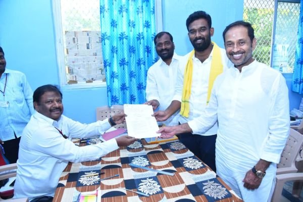 నల్లచెరువు జడ్పీటీసీగా పరిటాల శ్రీరామ్ నామినేషన్*  *జిల్లాలో సరికొత్త రాజకీయ పరిణామం*  *ఎమ్మెల్యేలు కందికుంట, ఎంఎస్ రాజుతో కలిసి శ్రీరామ్ నామినేషన్*  *స్థానిక సంస్థల ఎన్నికల్లో క్లీన్ స్వీప్ చేస్తామన్న శ్రీరామ్*