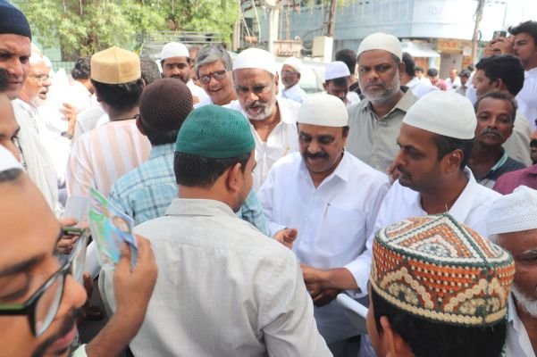 పాతూరులో వైఎస్సార్‌సీపీ ఎన్నికల ప్రచారం  మైనార్టీ నాయకులతో కలిసి ప్రచారం నిర్వహించిన అనంత వెంకటరామిరెడ్డి, మాజీ మేయర్ వసీం