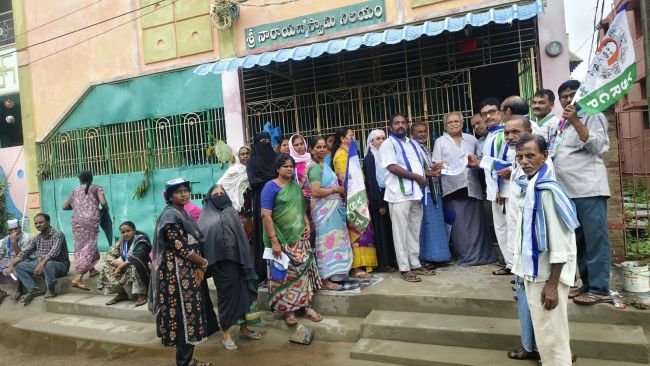 6 వార్డులో వైసీపీ నాయకుల ప్రచారం 