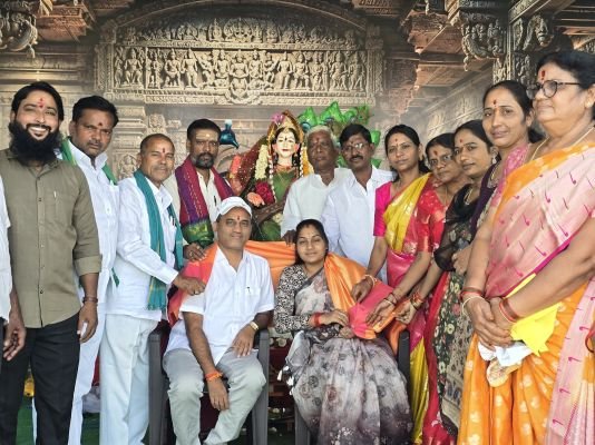 శారదా దేవి మండపాలను దర్శించుకున్న మున్సిపల్ చైర్‌పర్సన్ బండారి అనూష సతీష్