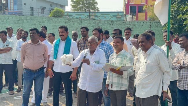 రైతులు దళారులను నమ్మి మోసపోవద్దు - మార్కెట్ కమిటీ ఛైర్మెన్ బోరంచు శ్రీకాంత్ రెడ్డి
