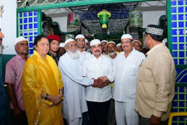 మున్సిపాలిటీ సమగ్ర అభివృద్ధికి సహకరించండి  ముస్లిం సోదరులను ఓటు వేయాలని అభ్యర్థించిన ఎమ్మెల్యే అమిలినేని  కూటమి చైర్మన్ అభ్యర్థి బుట్నా లక్ష్మీ తిమ్మరాజుతో కలిసి విస్తృత ప్రచారం