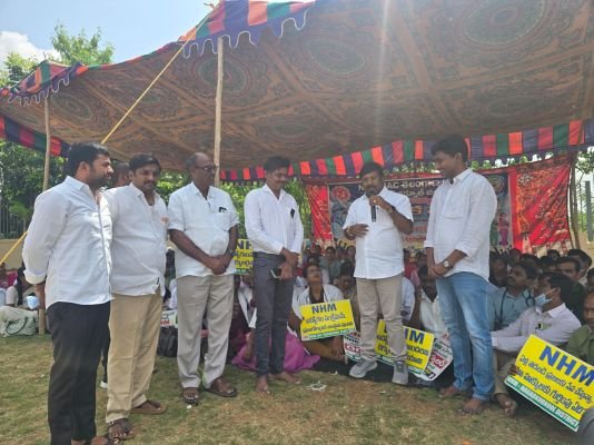 ఎన్‌హెచ్‌ఎం ఉద్యోగుల సమస్యల పరిష్కారానికి కృషి చేస్తా -సమ్మె శిబిరాన్ని సందర్శించి సంఘీభావం ప్రకటించిన అచ్చంపేట ఎమ్మెల్యే చిక్కుడు వంశీకృష్ణ