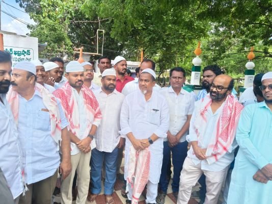 అనంతపురం నగరాన్ని మళ్లీ అభివృద్ధి పథంలోకి తీసుకెళ్లాలంటే వైఎస్ఆర్ కాంగ్రెస్ పార్టీని గెలిపించాలి..  ౼ వైయస్సార్ సీపీ మేయర్ అభ్యర్థి సి.రమేష్.