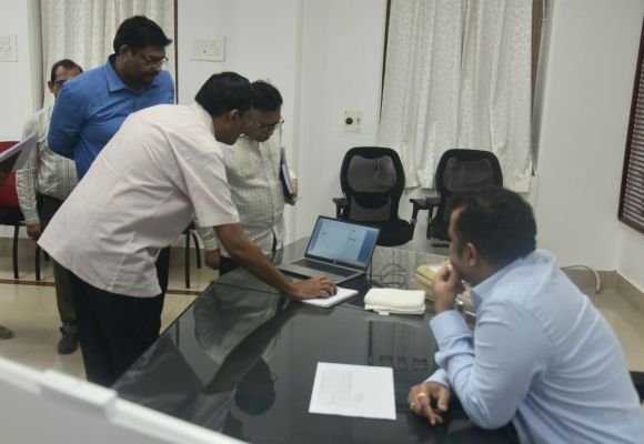 స్థానిక సంస్థల ఎన్నికలకు పోలింగ్ సిబ్బంది ర్యాండమైజేషన్