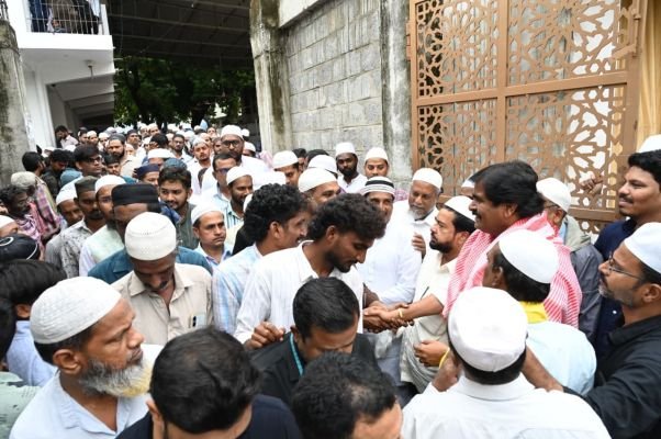 ప్రజాపాలన కూటమితోనే సాధ్యం  -47,48,49 డివిజన్ల ప్రచారంలో మైనార్టీలు బ్రహ్మరథం  -మసీదు వద్ద మైనార్టీల కూటమికే సంపూర్ణ మద్దతు  -ప్రచారంలో సైకిల్ స్పీడ్ పెంచిన మేయర్ అభ్యర్థి టీడీపీతోనే తిరుపతి అభివృద్ధి సాధ్యం : జేబీ శ్రీనివాస్