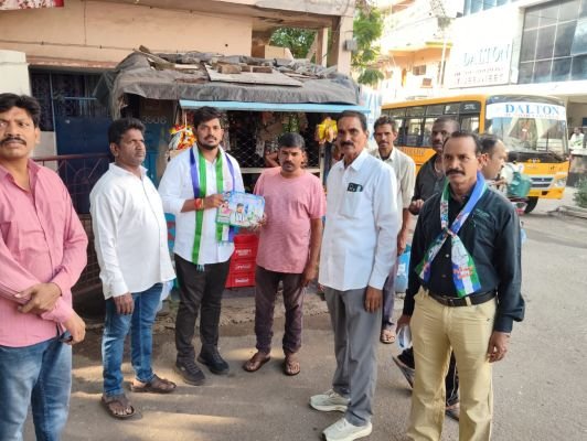50వ వార్డు వైసిపి అభ్యర్థి మువ్వల సంతోష్ కుమార్ ఎన్నికల ప్రచారం