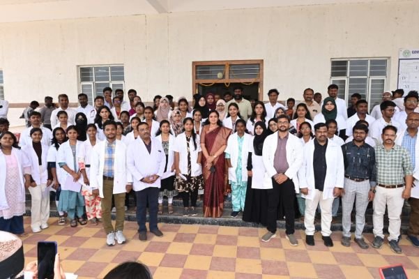 వైద్య వృత్తిలో కరుణ, సేవాభావం ఎంతో ముఖ్యం -- నిరంతరం నేర్చుకుంటూ, రోగులకు మెరుగైన వైద్య సేవలందించాలి. -- ఎంబీబీఎస్ మూడో బ్యాచ్ ఓరియంటేషన్ డే, వైట్ కోట్ సెర్మనీలో జిల్లా కలెక్టర్ ప్రియాంక