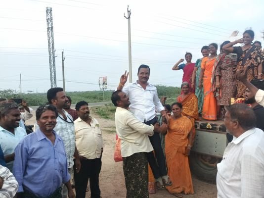 విజయోత్సవ సంబరాల్లో ముండ్లమూరు టిడిపి నేతలు.