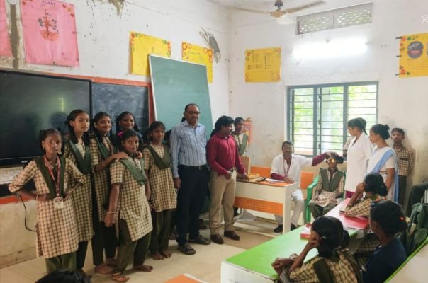 విద్యార్థులకు కంటి పరీక్షలు