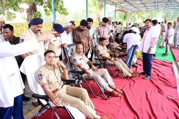 పోలీసుల ఆధ్వర్యంలో మెగా రక్తదాన శిబిరం - ఎస్పీ అఖిల్ మహాజన్ 