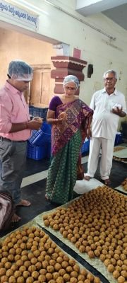 *పైడితల్లి అమ్మవారి ప్రసాదాల తయారీని పరిశీలించిన ఆహార భద్రతాధికారులు