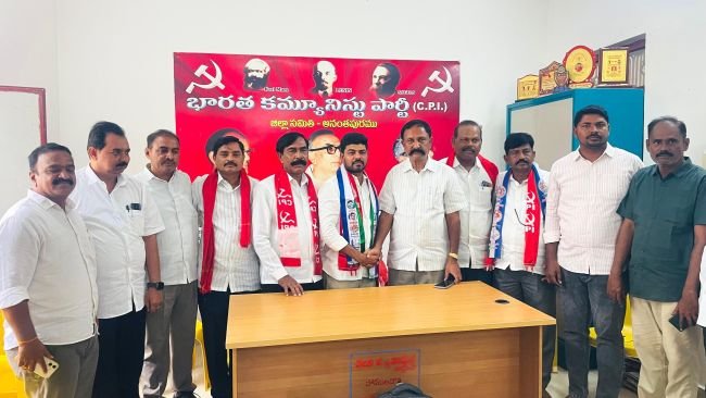 కూటమి ప్రభుత్వానికి ఓటుతో బుద్ధి చెబుదాం*   - నగరాన్ని నాశనం చేసేందుకే బీజేపీ ఎత్తుగడలు  - కూటమి ప్రభుత్వ ఆపద్దపు హామీలను నమ్మకండి  - అనంతపురం నగరాన్ని కాపాడుకుందాం..  - వైసీపీ మేయర్ అభ్యర్థి రమేష్, సీపీఐ నాయకులు 