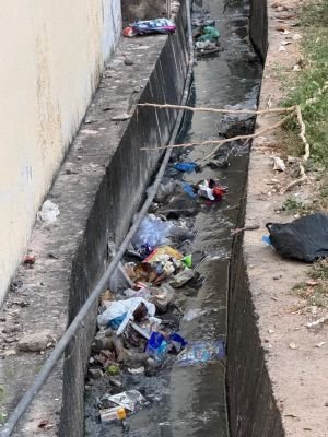 పేరుకుపోతున్న చెత్త - డ్రైనేజీ నుంచి దుర్వాసన