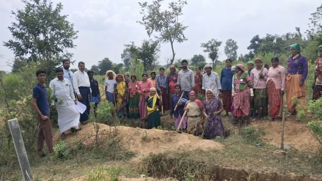 నీటి సంరక్షణపై కూలీలకు అవగాహన