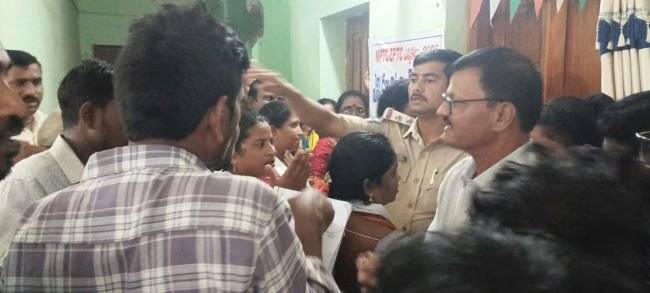 నామినేషన్ కేంద్రం వద్ద తోపులాట 