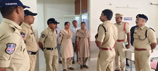 మణుగూరు పోలీసు స్టేషన్ ను ఆకస్మికంగా తనిఖీ చేసిన జిల్లా ఎస్పీ రోహిత్ రాజు