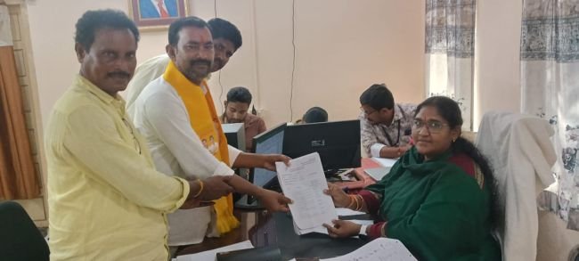 బోని ఎంపీటీసీ అభ్యర్థిగా  తాట్రాజు అప్పారావు నామినేషన్‌.. గేలిచివస్తే ఎంపీపీ... అధిష్టానం గ్రీన్ సిగ్నల్.!