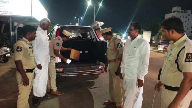 మన్నెగూడ లో ఆదిభట్ల పోలీసులు వాహనాల తనిఖీలు 