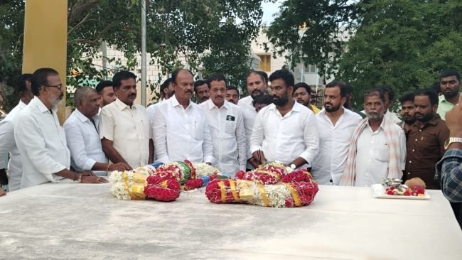 స్థానిక ఎన్నికలపై పరిటాల శ్రీరామ్ వ్యూహాత్మక అడుగులు*  *జిల్లాలో ముఖ్య నేతలతో వరుస భేటీలు*  *ఎంస్ రాజుతో కలిసి పుట్టపర్తి పార్టీ కార్యాలయంలో ముఖ్యనేతలతో చర్చలు*  *మాజీ మంత్రి పల్లెతో మర్యాదపూర్వక భేటీ*  *పరిటాల ఘాట్ వద్ద తండ్రి రవీంద్రకు ఘన నివాళి*