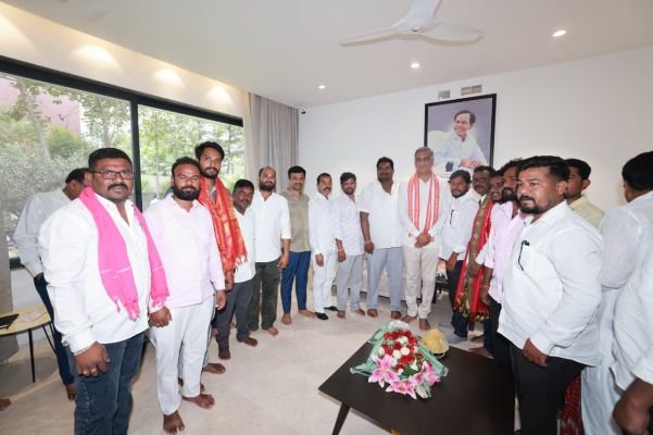 హరీష్ రావును కలిసిన ఆలేరు బీఆర్ఎస్ నాయకులు  ఆలేరు,మేజర్ న్యూస్:  దసరా పండుగను పురస్కరించుకుని మాజీ మంత్రి,సిద్దిపేట ఎమ్మెల్యే తన్నీరు హరీష్ రావును ఆలేరు మున్సిపల్ బీఆర్ఎస్ పార్టీ నాయకులు ఆయన కోకాపేట నివాసంలో మర్యాదపూర్వకంగా కలిశారు.ఈ సందర్భంగా ఆయనకు దసరా పండుగ శుభాకాంక్షలు తెలియజేశారు.ఆలేరు మున్సిపల
