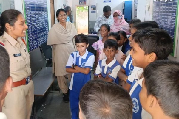 విద్యార్థులకు పోలీసుల విధులపై అవగాహన