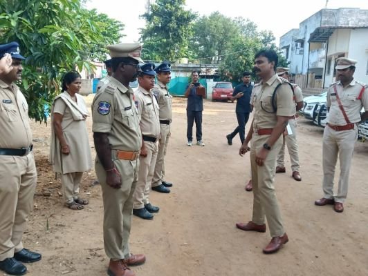 ఏడూళ్ల బయ్యారం పోలీసు స్టేషన్ ను సందర్శించిన ఎస్పీ రోహిత్ రాజు