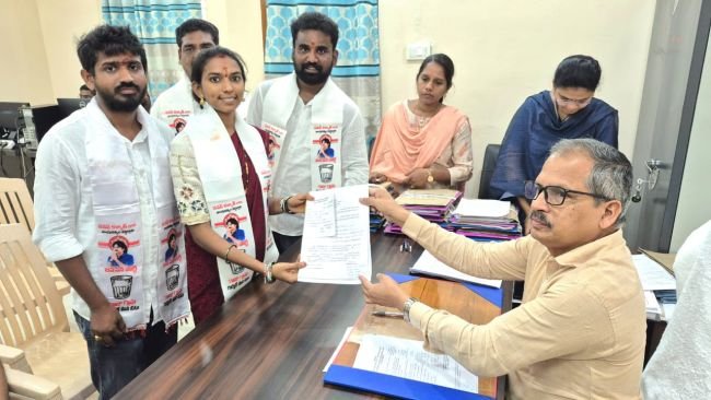 ముంజేరు ఎంపీటీసీ బరిలో దువ్వు భవాని