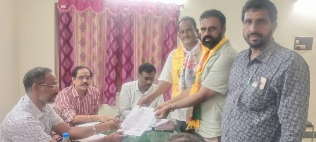 ఆత్రేయపురంలో కోలాహలంగా నామినేషన్