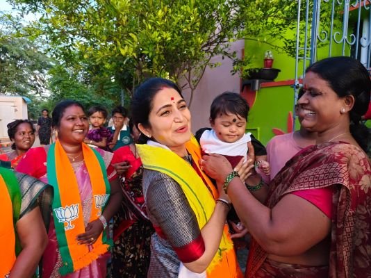 ధర్మవరం మున్సిపాలిటీలో హోరాహోరీగా ఎన్డీఏ కూటమి ప్రచారం  కమలం, సైకిల్ గుర్తులకు ఓటేసి గెలిపించండి: మంత్రి సత్యకుమార్ యాదవ్ సతీమణి త్రివేణి విజ్ఞప్తి