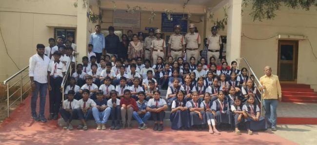 పోలీసుల విధులపై విద్యార్థులకు ప్రత్యక్ష అవగాహన