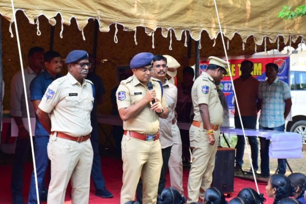 పోలీస్ అమరవీరుల త్యాగాలు స్ఫూర్తిదాయకం  - జిల్లా ఎస్పీ మహేష్ బి.గితే 